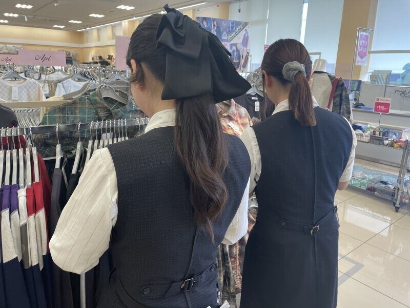 サキヤクリエイト 安い 服 店員