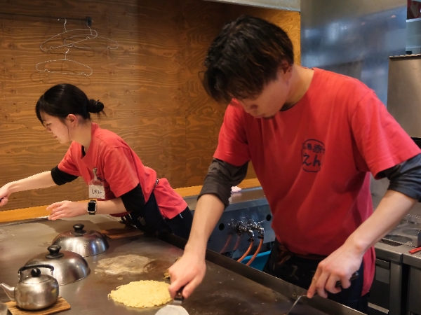 広島 お好み焼き店 店員 オレンジ色 ポロシャツ